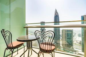 Dream Inn Dubai Apartments- Burj Vista的阳台或露台