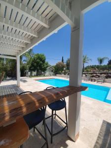 ArbelMorad Haharbel - Boutique Resort的一个带桌椅的庭院和一个游泳池