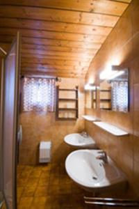 索内纳尔佩·纳斯费尔德哈恩公寓的浴室设有2个水槽和镜子