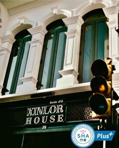 普吉镇Xinlor House - Phuket Old Town的建筑物前的街道标志