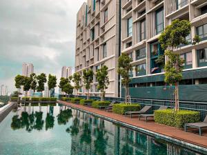 Tamarind Suites@Cyberjaya内部或周边的泳池