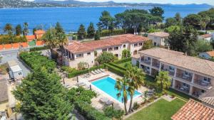 圣特罗佩Hotel Brin d'Azur - Saint Tropez的享有带游泳池的房屋的空中景致