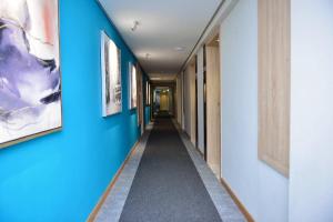 拉巴特里哈酒店的一条带蓝色墙壁和长过道的走廊