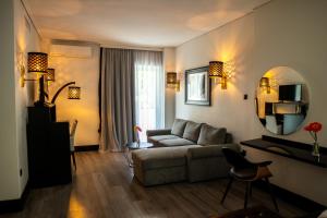 雅典雅典河湾区酒店及套房的带沙发和镜子的客厅
