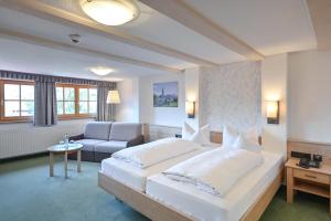 施万高Hotel Helmer的酒店客房设有一张大床和一张沙发。