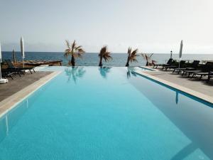 Adora Calma Beach Hotel Adults Only内部或周边的泳池