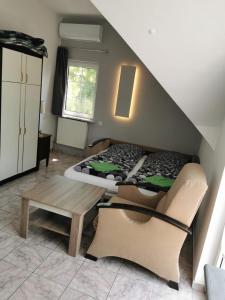 扎马迪银滩旅游度假酒店的小房间设有一张床和一张桌子