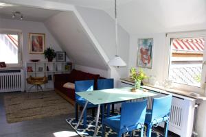 拉斯特德Ferienwohnung Heimelich的客厅配有桌子和蓝色椅子
