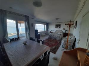 雷贝里岛Manzaraada Tepe的客厅配有桌子和沙发