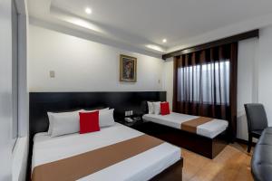 Check Inn Hotel Dumaguete City by RedDoorz客房内的一张或多张床位