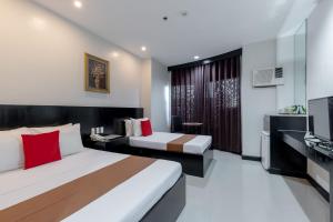 Check Inn Hotel Dumaguete City by RedDoorz客房内的一张或多张床位