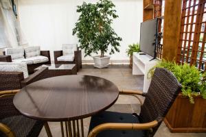 马里纳迪马萨塔文内塔洛奇酒店的客厅设有桌椅和电视。