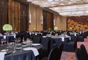 长沙长沙富力万达文华酒店的宴会厅配有桌椅和酒杯