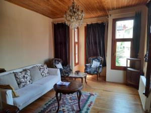 雷贝里岛Manzaraada Merkez的客厅配有沙发、椅子和吊灯