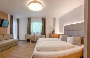 拉布拉梅林斯泰恩加尼酒店的一间带两张床和一张沙发的卧室