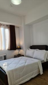 马尼拉Sea Residences - Condo R Us的卧室配有一张白色大床