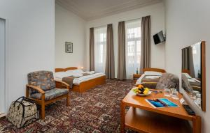 布拉格城市中心酒店的酒店客房设有床和客厅。