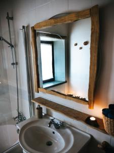 阿尔热祖尔Soul Farm Algarve - Glamping & Farm Houses的一间带水槽和镜子的浴室