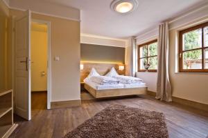 布尔韦勒圣安娜古特宾馆的一间卧室设有一张床和一个窗口