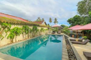 Senggigi Cottages Lombok内部或周边的泳池