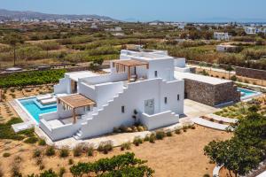 阿吉奥斯普罗科皮奥斯Amodara Boutique Villas-Naxos Boutique Luxury Private Villas的享有白色房屋空中美景,设有游泳池