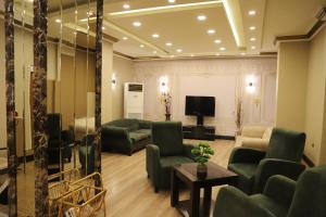 安卡拉Buldum Otel的带沙发和平面电视的客厅
