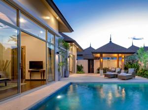 迈考海滩Splash Beach Resort, Maikhao Phuket - SHA Extra Plus的一座房子后院的室内游泳池