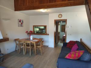 马萨纳SUITEDREAMS - Camp de Baix的客厅配有蓝色的沙发和桌子