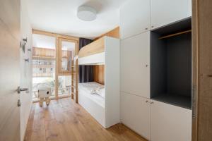克拉尼斯卡戈拉SKI Gothia的一间小卧室,配有白色的橱柜和一张床