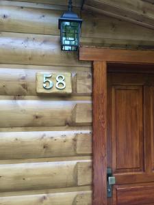 斯科林特普利采斯科林特普利采度假屋的一座带房屋号码和门的木屋
