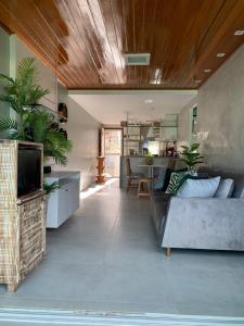 格拉瓦塔Flat 808 Villa Hípica的客厅配有沙发和植物桌子