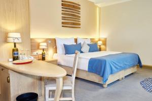 维拉尼克罗克斯基尔博尔葡萄酒Spa度假酒店的一间卧室配有一张床、一张桌子和一张书桌