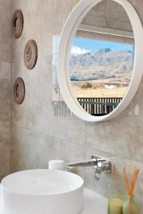 香槟谷Eleven on Tumbleweed, Cathkin Estates的一间带水槽和镜子的浴室