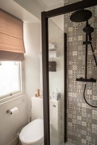 梅瓦吉西梅瓦吉赛石头小屋旅馆的一间带卫生间和淋浴的浴室