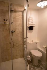 梅瓦吉西梅瓦吉赛石头小屋旅馆的带淋浴和卫生间的浴室