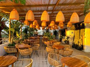 摩亚Jacío House的餐厅设有木桌和椅子及灯