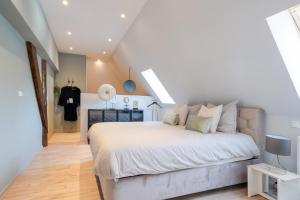 Zwaag99 Lifestyle Suite的阁楼卧室配有一张白色大床