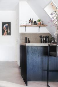 Zwaag99 Lifestyle Suite的一间厨房,内设深色木台