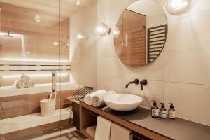 圣安东阿尔贝格Omaela Apartments的一间带水槽和镜子的浴室