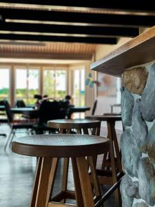 霍克Resort Yxenhaga的餐厅里一排桌子和凳子