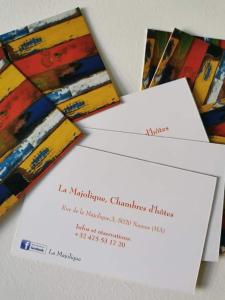 那慕尔La Majolique的两个信封,上面有一件艺术品