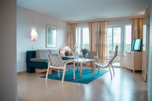 霍克Resort Yxenhaga的客厅配有桌椅和沙发