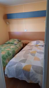 CerclesETANG PRE DE LA FONT的两张睡床彼此相邻,位于一个房间里