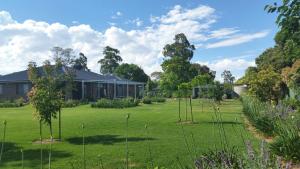 Kennedy House Euroa A delightful place to stay外面的花园