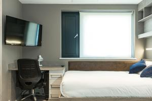 卡迪夫For Students Only - Premium Accommodation at Eclipse Student Accommodation in Cardiff的一间卧室配有一张床、一张书桌和一台电视。