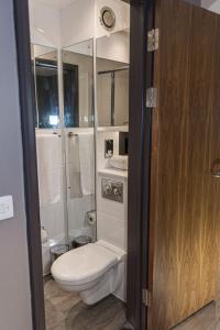 卡迪夫For Students Only - Premium Accommodation at Eclipse Student Accommodation in Cardiff的白色的浴室设有卫生间和淋浴。