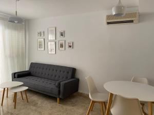 阿尔梅利马Apartamento Aguamarina的客厅配有沙发和桌椅