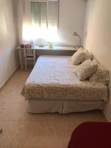穆尔西亚el valle的一间卧室配有一张带书桌的床和窗户。