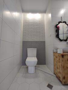 西格纳吉The nature的白色的浴室设有卫生间和水槽。
