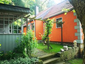 皮尔纳Ferienhaus Franz - an der Elbe, mit großem Garten的一座橙色的房子,有一条通往房子的路径